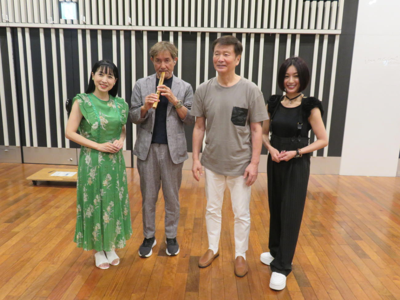 森田健作（左から3人目）がパーソナリティーを務めるラジオ番組の収録に参加した田中健（左から2人目）。左は西村知美、右は酒井法子