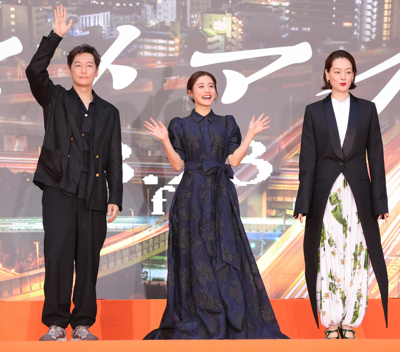 映画「ラストマイル」の「シェアード・ユニバース」プレミアムイベントに登場した、前列左映画「ラストマイル」の「シェアード・ユニバース」プレミアムイベントに登場した、左から井浦新、石原さとみ、市川実日子（撮影・野上伸悟）