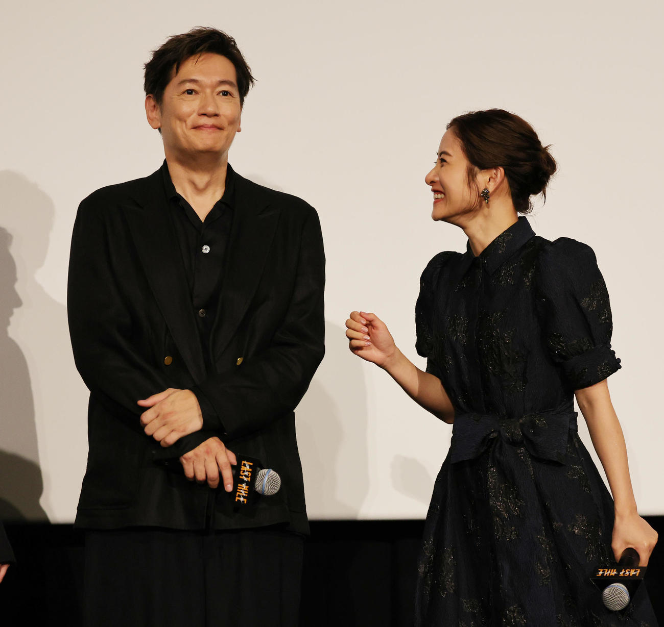 映画「ラストマイル」の完成披露舞台あいさつに登場した井浦新（左）と石原さとみ（撮影・野上伸悟）