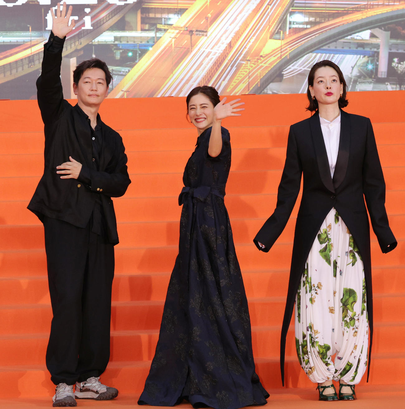 映画「ラストマイル」の「シェアード・ユニバース」プレミアムイベントに登場した、前列左映画「ラストマイル」の「シェアード・ユニバース」プレミアムイベントに登場した、左から井浦新、石原さとみ、市川実日子（撮影・野上伸悟）