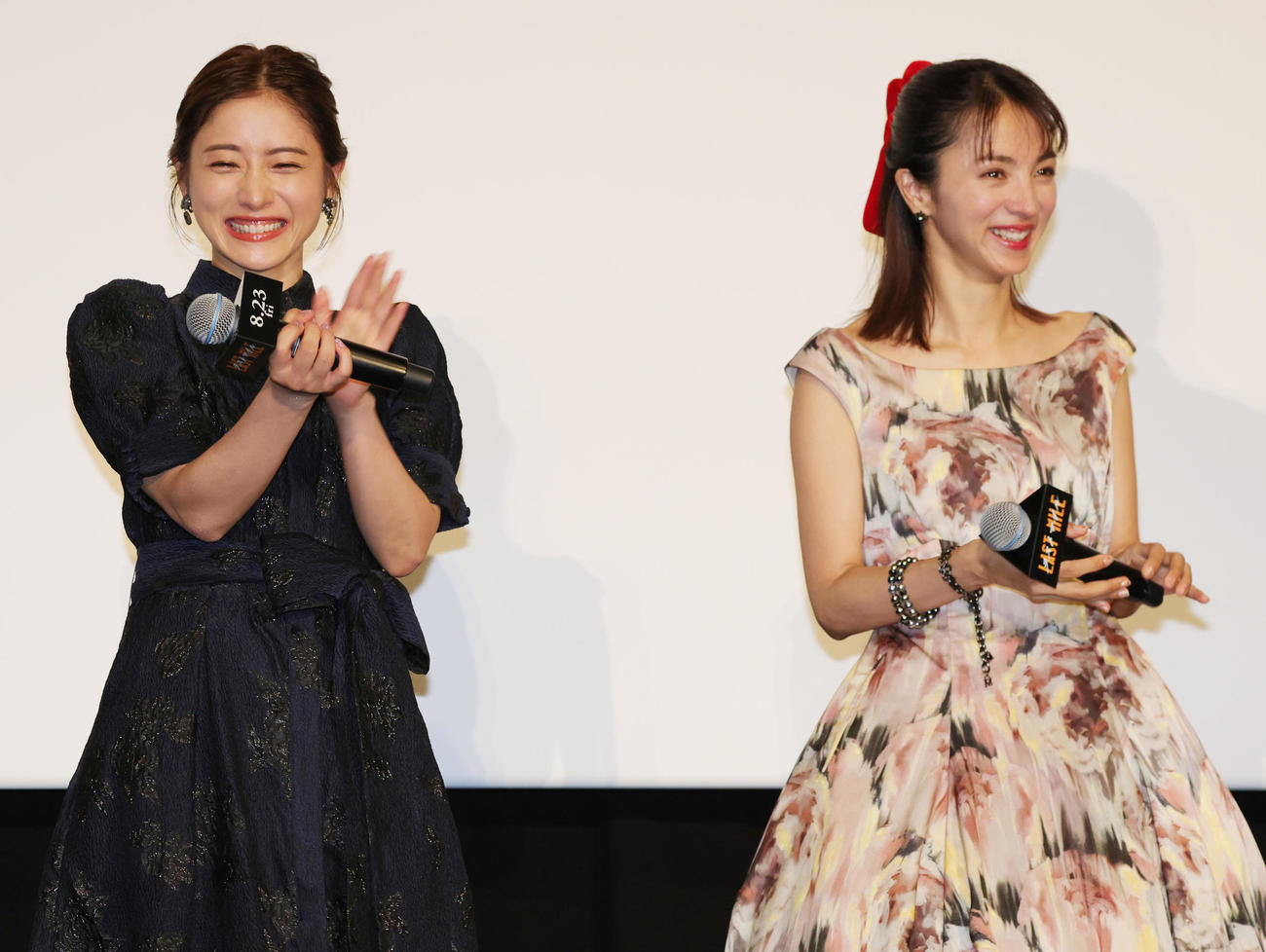 映画「ラストマイル」の完成披露舞台あいさつに登場した石原さとみ（左）と満島ひかり（撮影・野上伸悟）