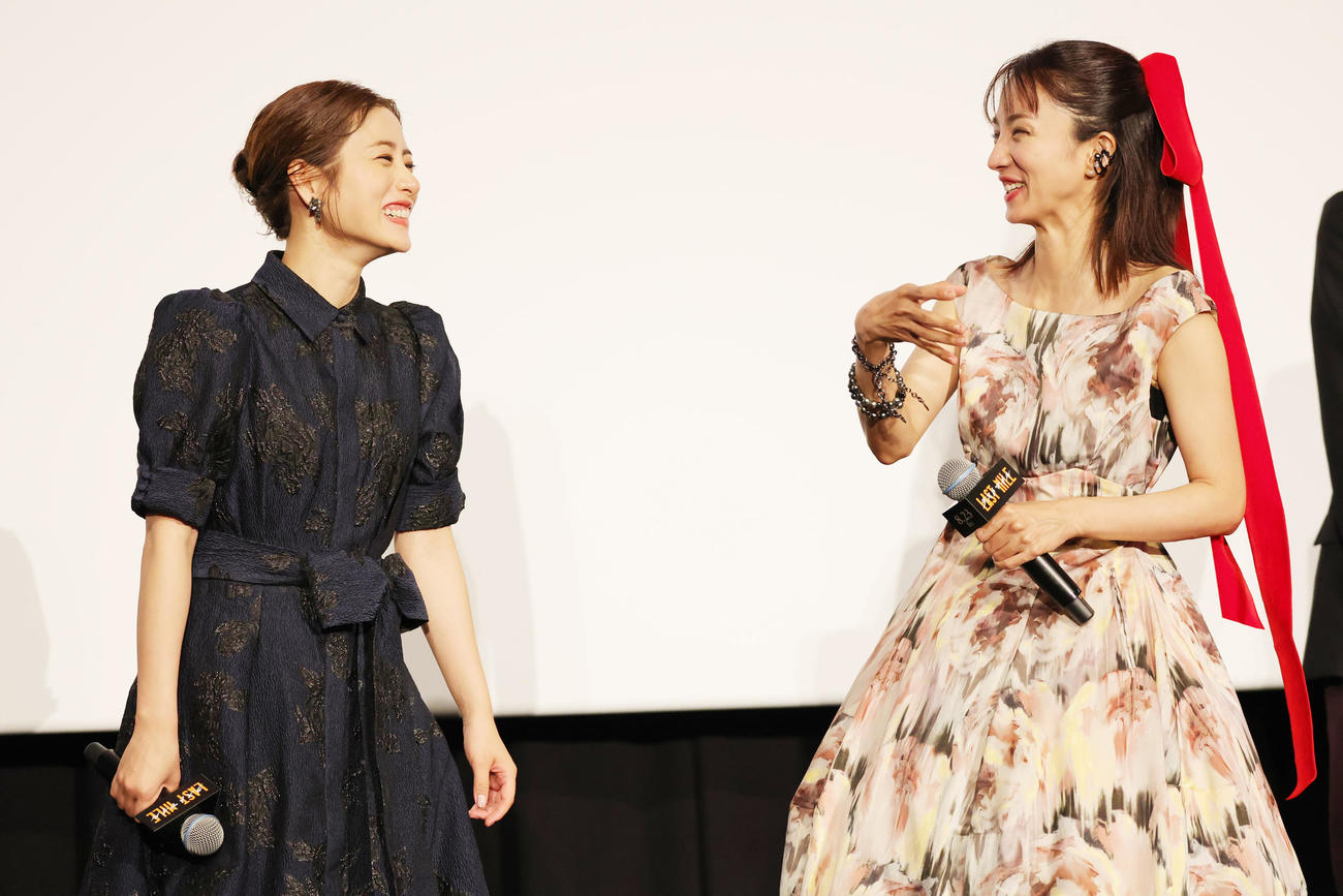 映画「ラストマイル」の完成披露舞台あいさつに登場した石原さとみ（左）と満島ひかり（撮影・野上伸悟）