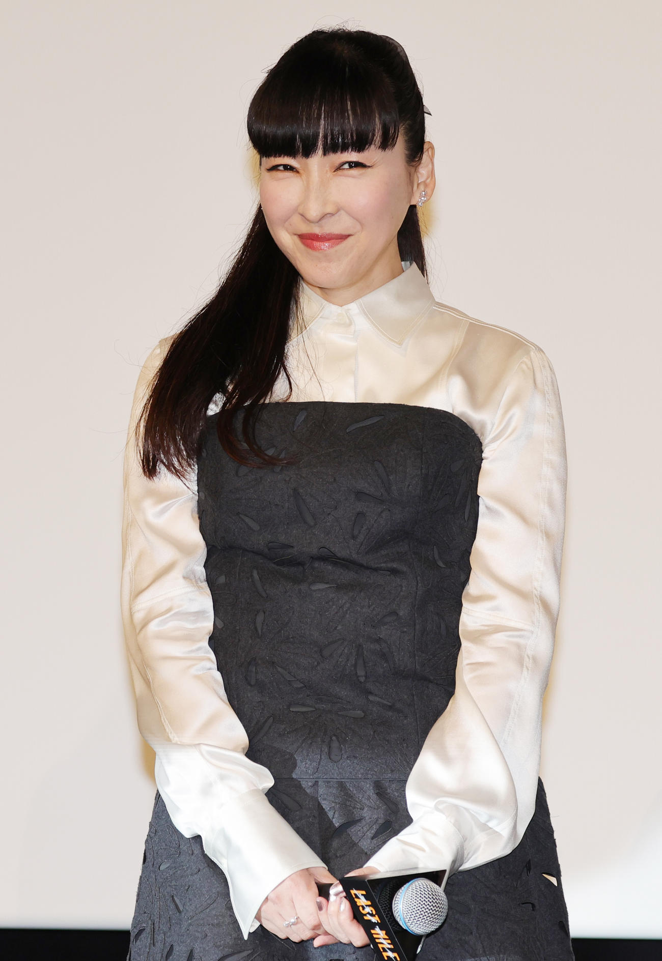 映画「ラストマイル」の完成披露舞台あいさつに登場した麻生久美子（撮影・野上伸悟）
