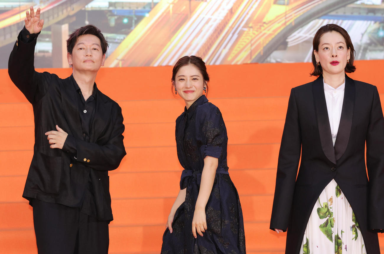 映画「ラストマイル」の「シェアード・ユニバース」プレミアムイベントに登場した、前列左映画「ラストマイル」の「シェアード・ユニバース」プレミアムイベントに登場した、左から井浦新、石原さとみ、市川実日子（撮影・野上伸悟）