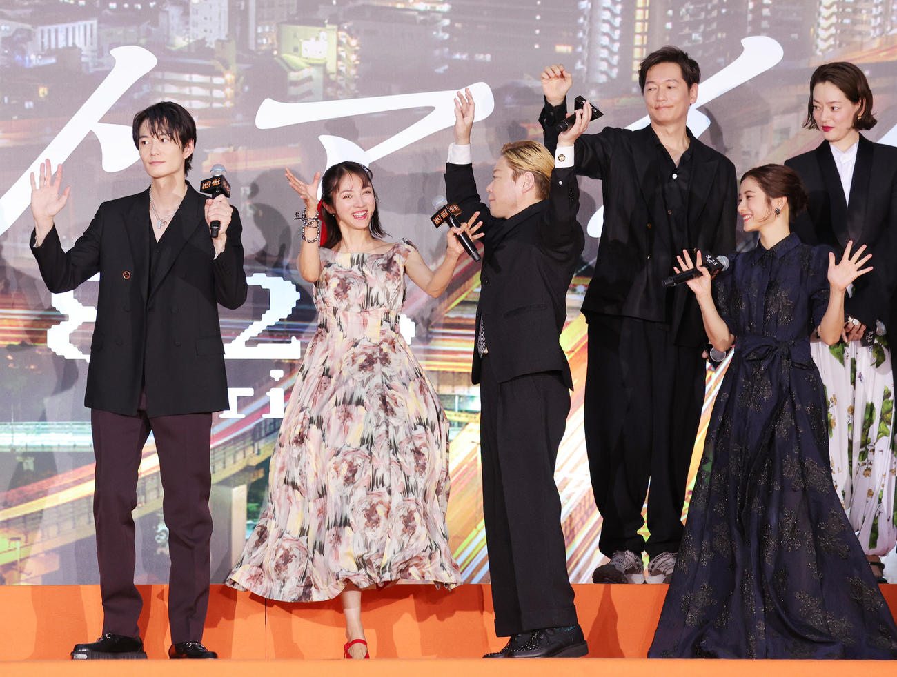 映画「ラストマイル」の「シェアード・ユニバース」プレミアムイベントに登場した、前列左から岡田将生、満島ひかり、阿部サダ、石原さとみ、後列右から市川実日子、井浦新（撮影・野上伸悟）