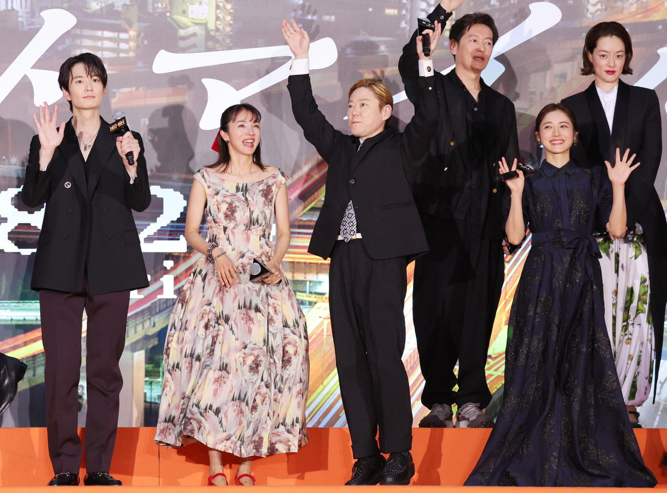 映画「ラストマイル」の「シェアード・ユニバース」プレミアムイベントに登場した、前列左から岡田将生、満島ひかり、阿部サダ、石原さとみ、後列右から市川実日子、井浦新（撮影・野上伸悟）