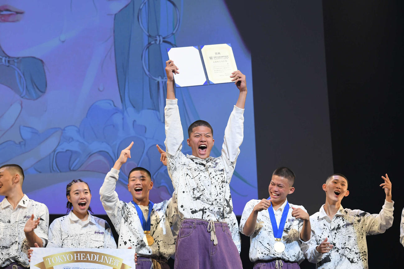 第12回全国高等学校ダンス部選手権で優勝し、喜びをあらわにする武南高等学校のメンバー