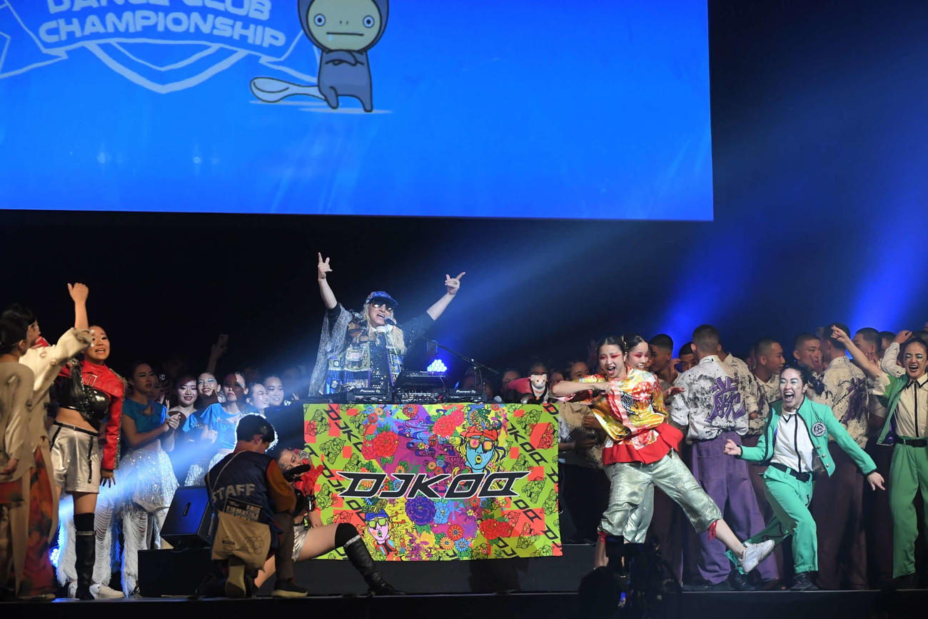 「DANCE CLUB CHAMPIONSHIP」で高校生とともにパフォーマンスするDJ KOO（中央）