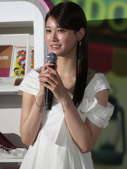生見愛瑠、真っ白ワンピでイベント登壇　洋服リメークに関心も「裁縫は得意じゃない（笑い）」