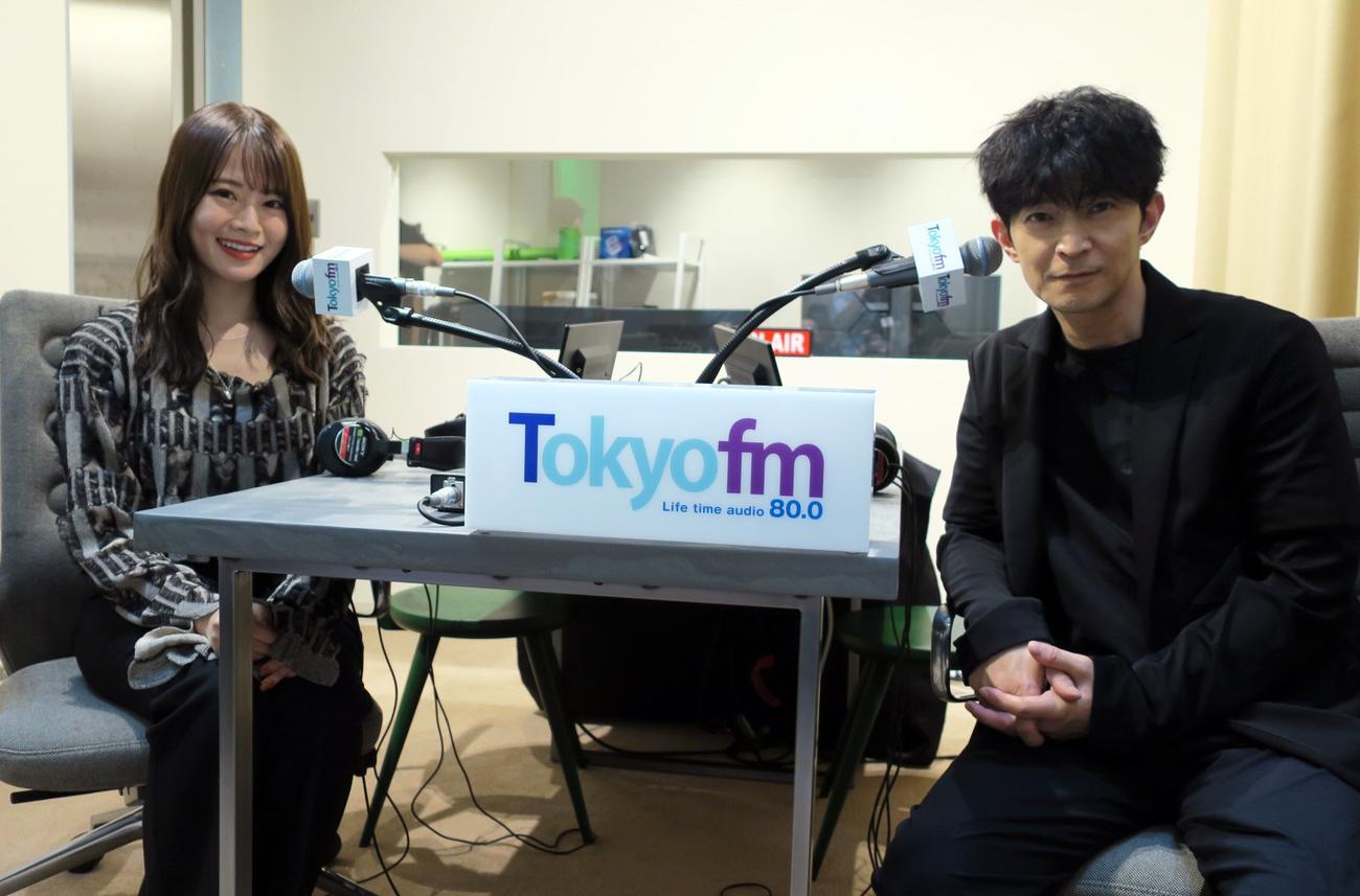 TOKYO FM「山崎怜奈の誰かに話したかったこと。」出張生放送で。左から、山崎怜奈、津田健次郎
