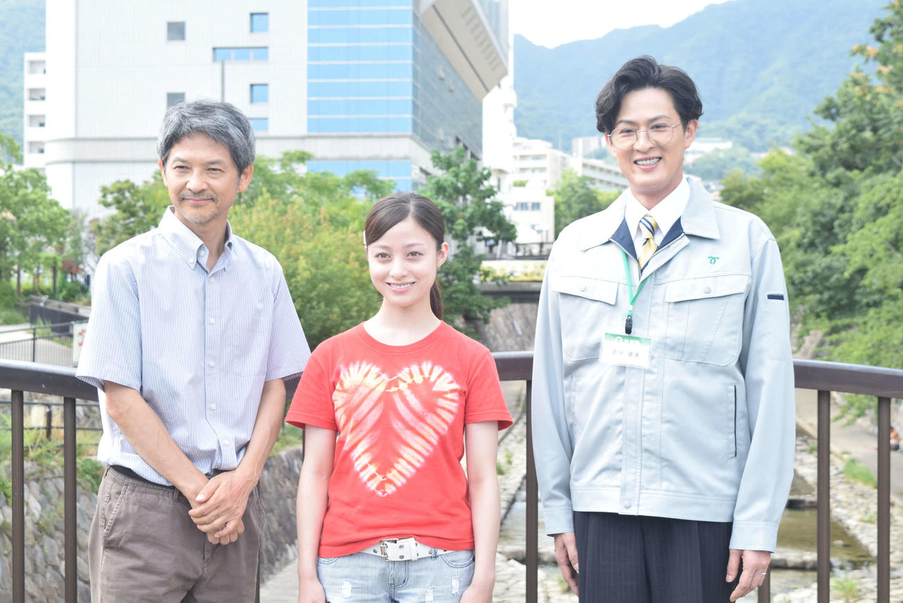 次期連続テレビ小説「おむすび」神戸ロケ取材会に出席した、左から緒形直人、橋本環奈、新納慎也（撮影・阪口孝志）