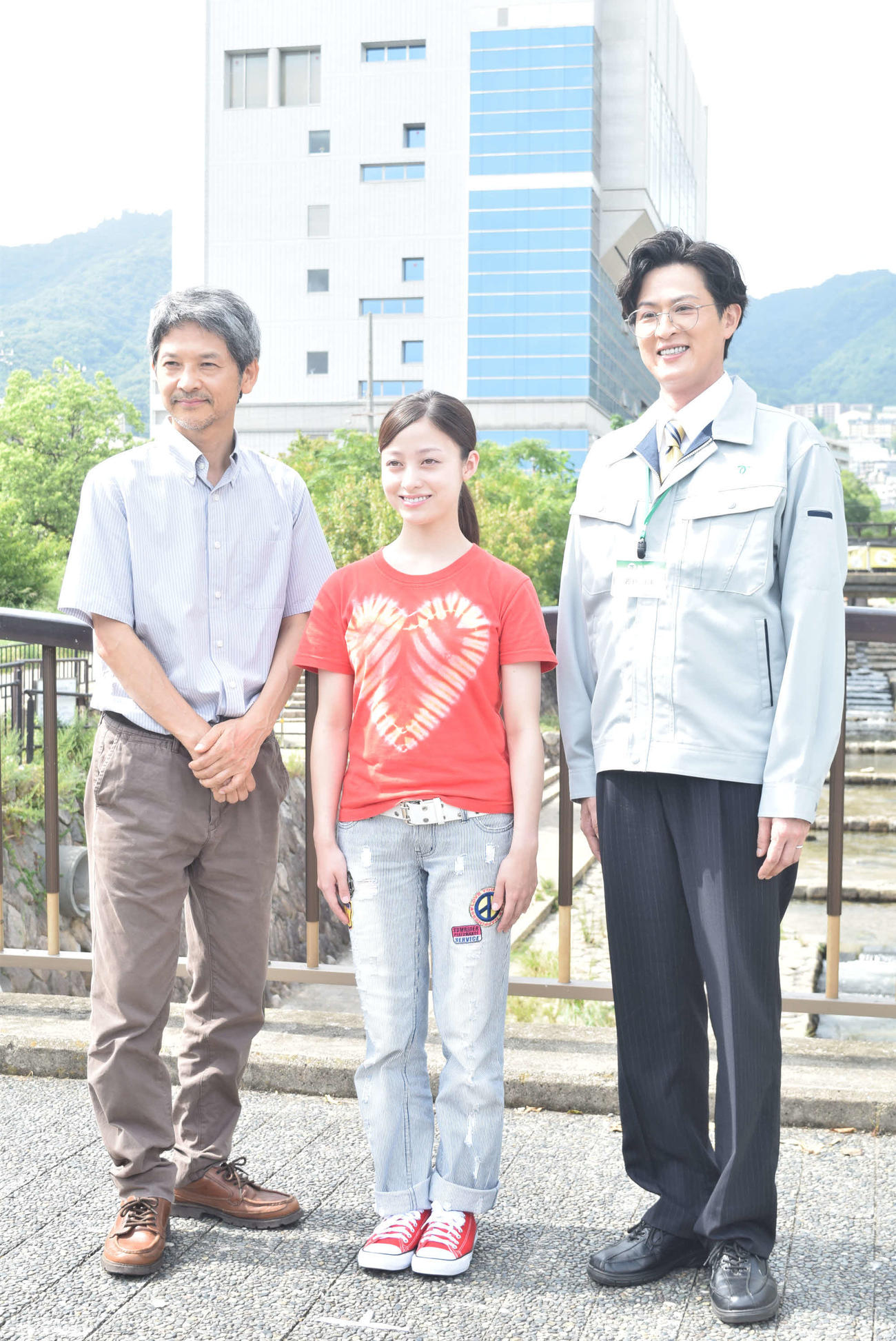 次期連続テレビ小説「おむすび」神戸ロケ取材会に出席した、左から緒形直人、橋本環奈、新納慎也（撮影・阪口孝志）