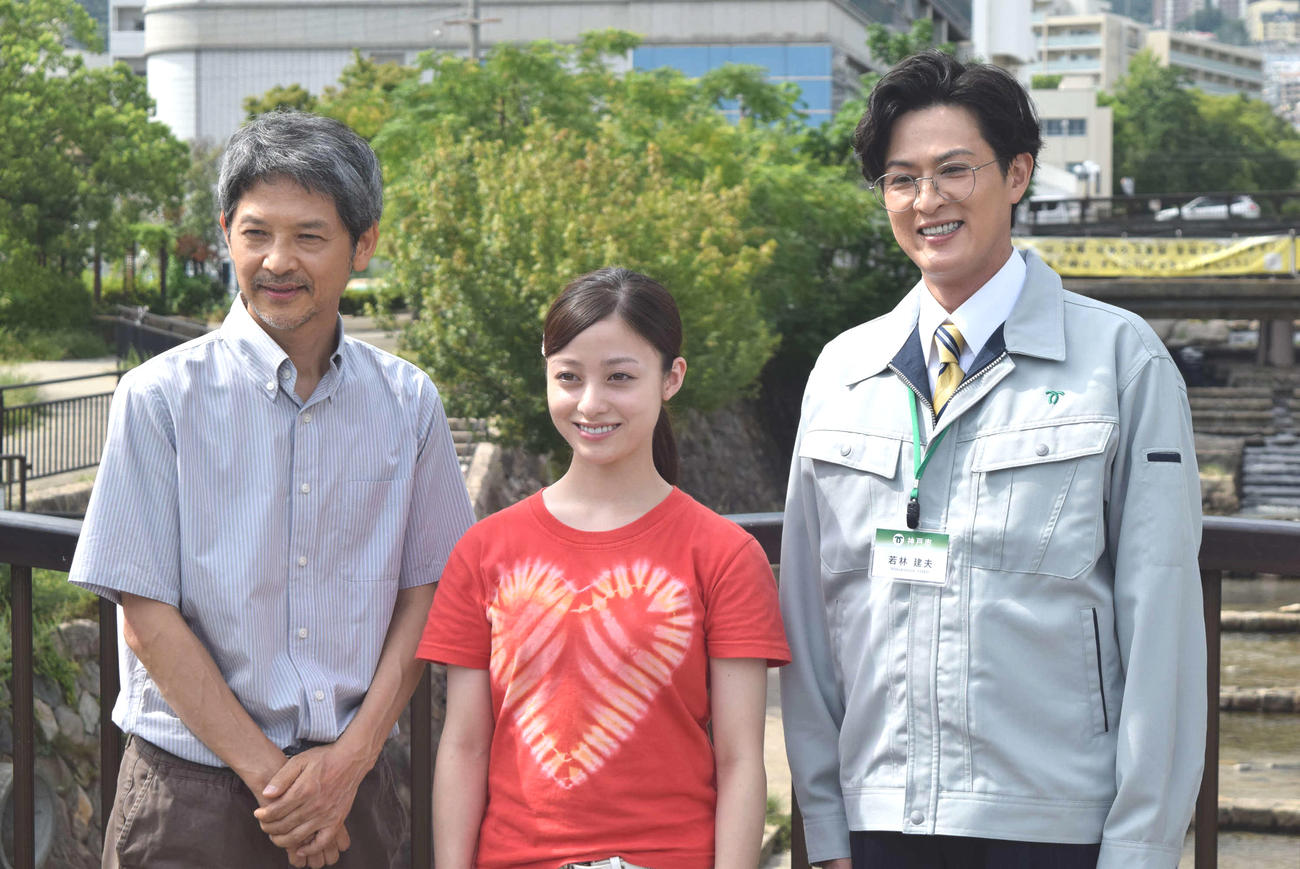 次期連続テレビ小説「おむすび」神戸ロケ取材会に出席した（左から）緒形直人、橋本環奈、新納慎也（撮影・阪口孝志）