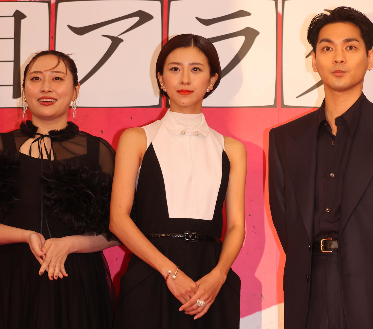 映画「夏目アラタの結婚」レッドカーペットに登場した、左から丸山礼、黒島結菜、柳楽優弥（撮影・野上伸悟）