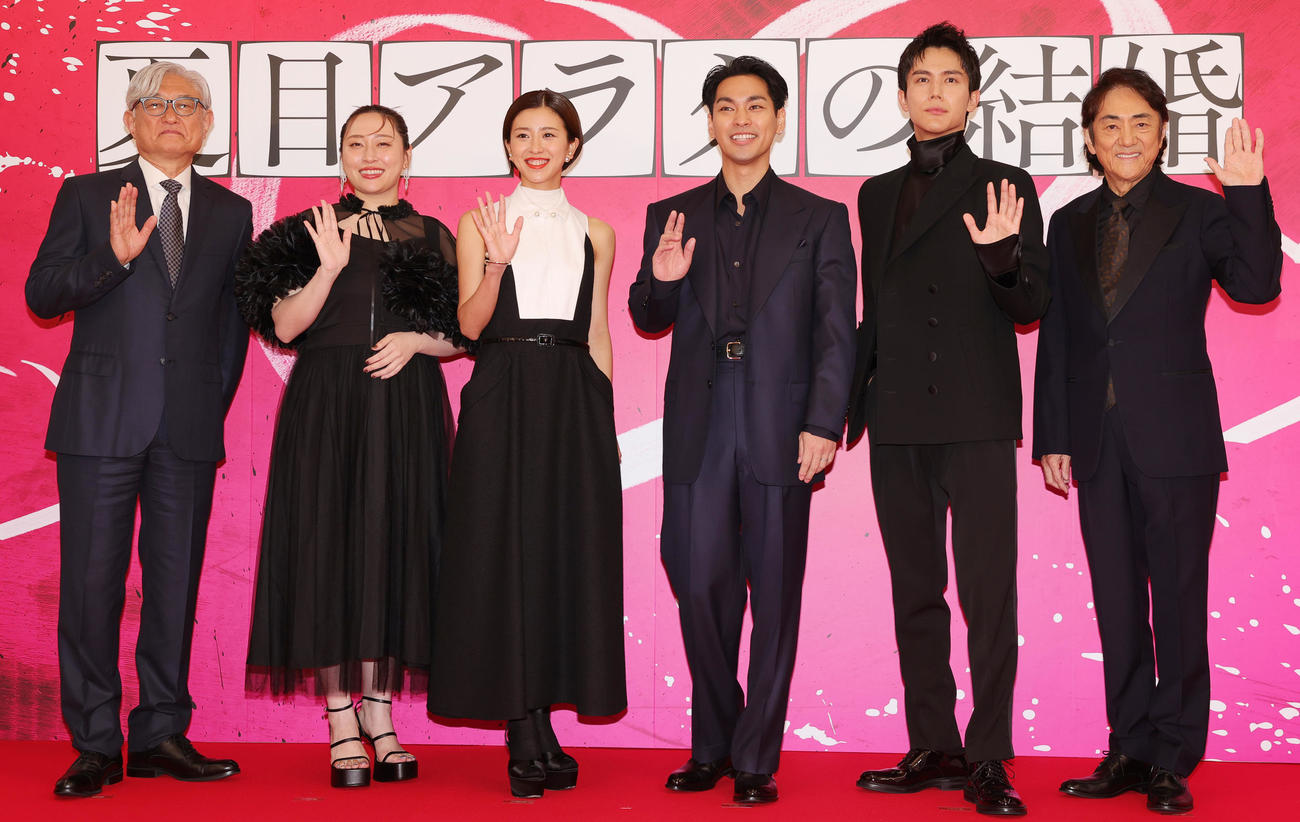 映画「夏目アラタの結婚」レッドカーペットに登場した、左から堤幸彦監督、丸山礼、黒島結菜、柳楽優弥、中川大志、市村正親（撮影・野上伸悟）