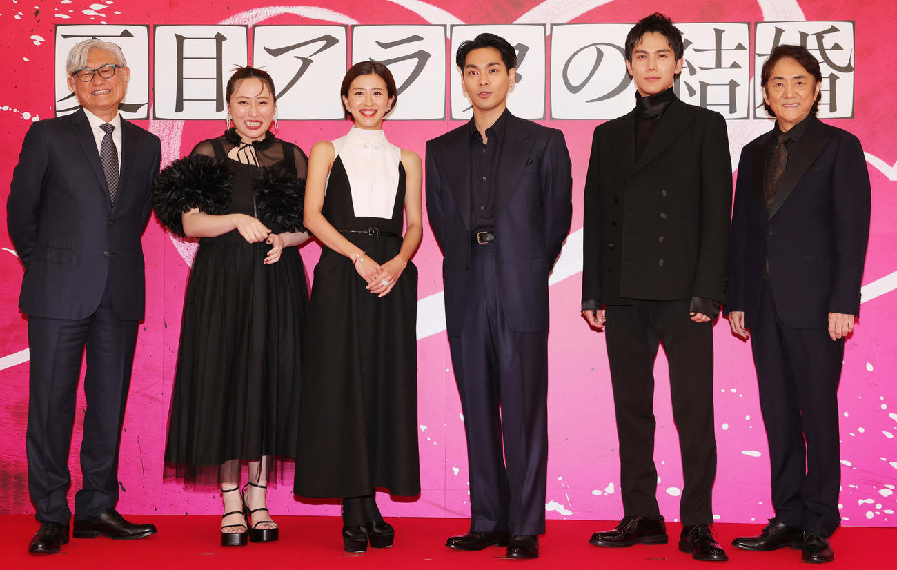 映画「夏目アラタの結婚」レッドカーペットに登場した、左から堤幸彦監督、丸山礼、黒島結菜、柳楽優弥、中川大志、市村正親（撮影・野上伸悟）