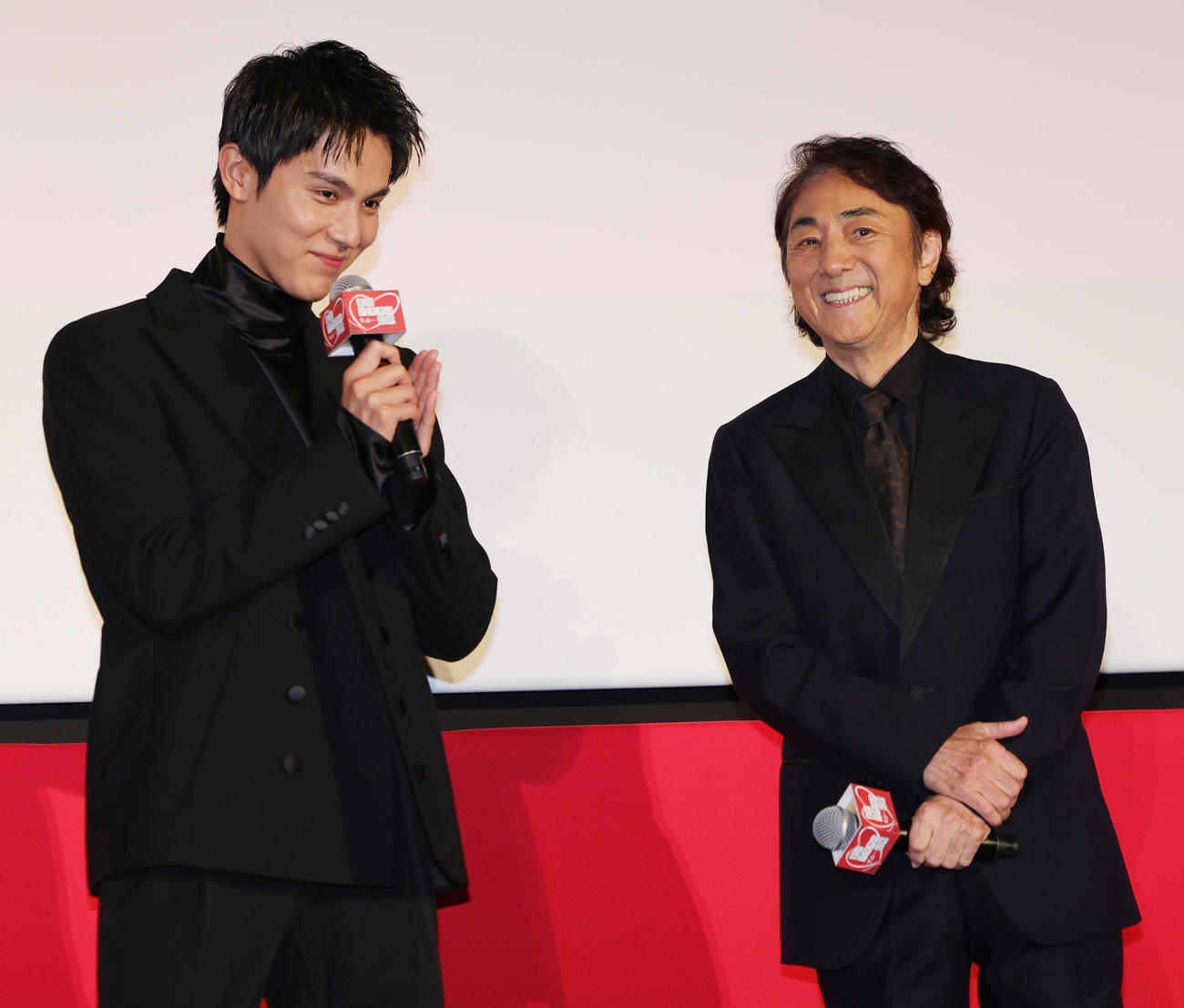 映画「夏目アラタの結婚」ジャパンプレミアに登場した中川大志（左）と市村正親（撮影・野上伸悟）