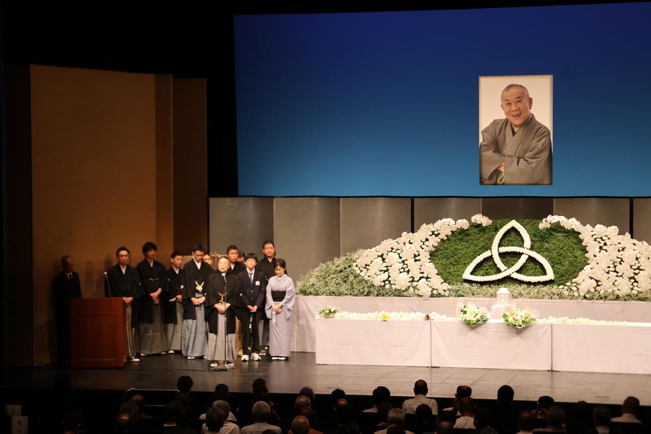 桂ざこばさんお別れ会で、締めのあいさつに立った桂塩鯛ら一門（撮影・村上久美子）