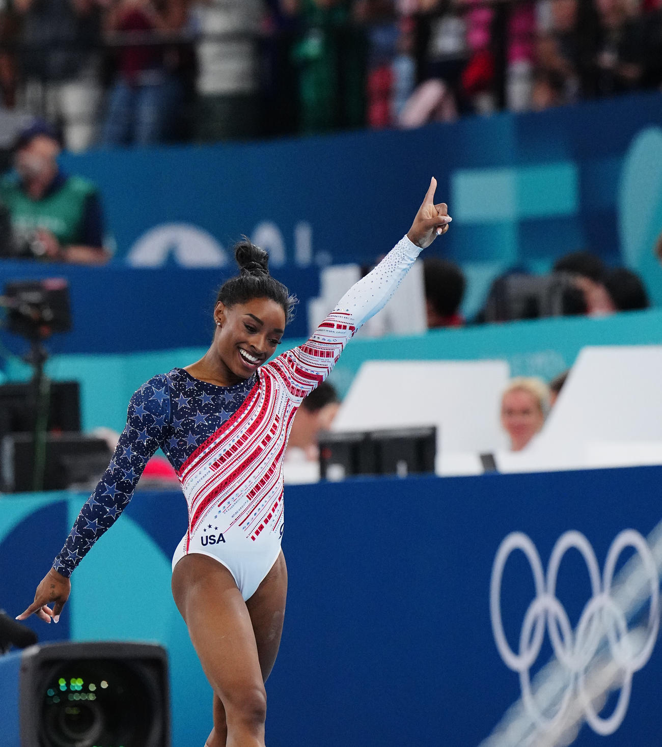 パリ五輪　体操女子団体決勝、最終種目のゆかの演技を終え歓声に応える米国のバイルス（撮影・垰建太）
