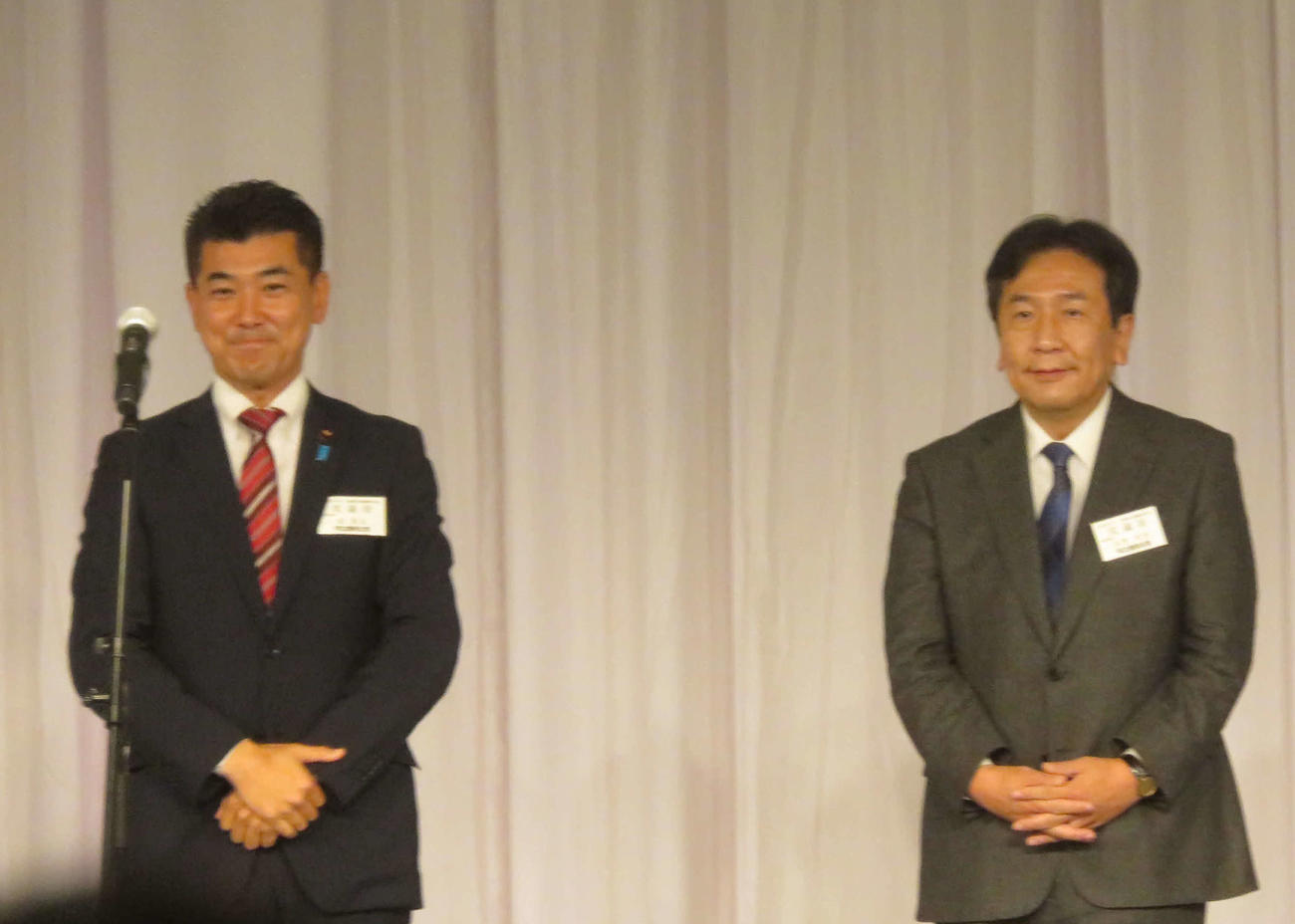 立憲民主党の泉健太代表（左）と枝野幸男前代表（2021年11月撮影）