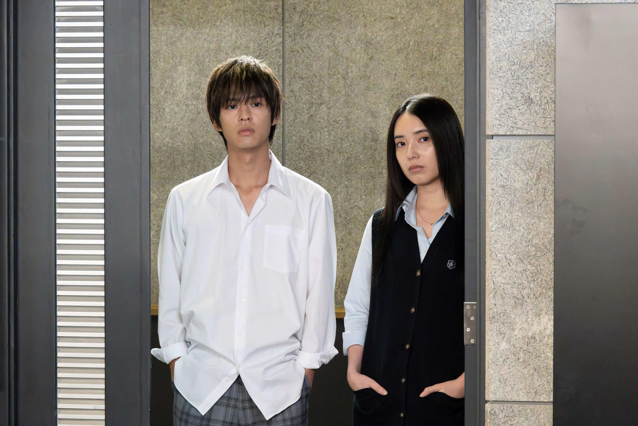 フジテレビ系「ビリオン×スクール」より奥野壮、大原梓（C）フジテレビ