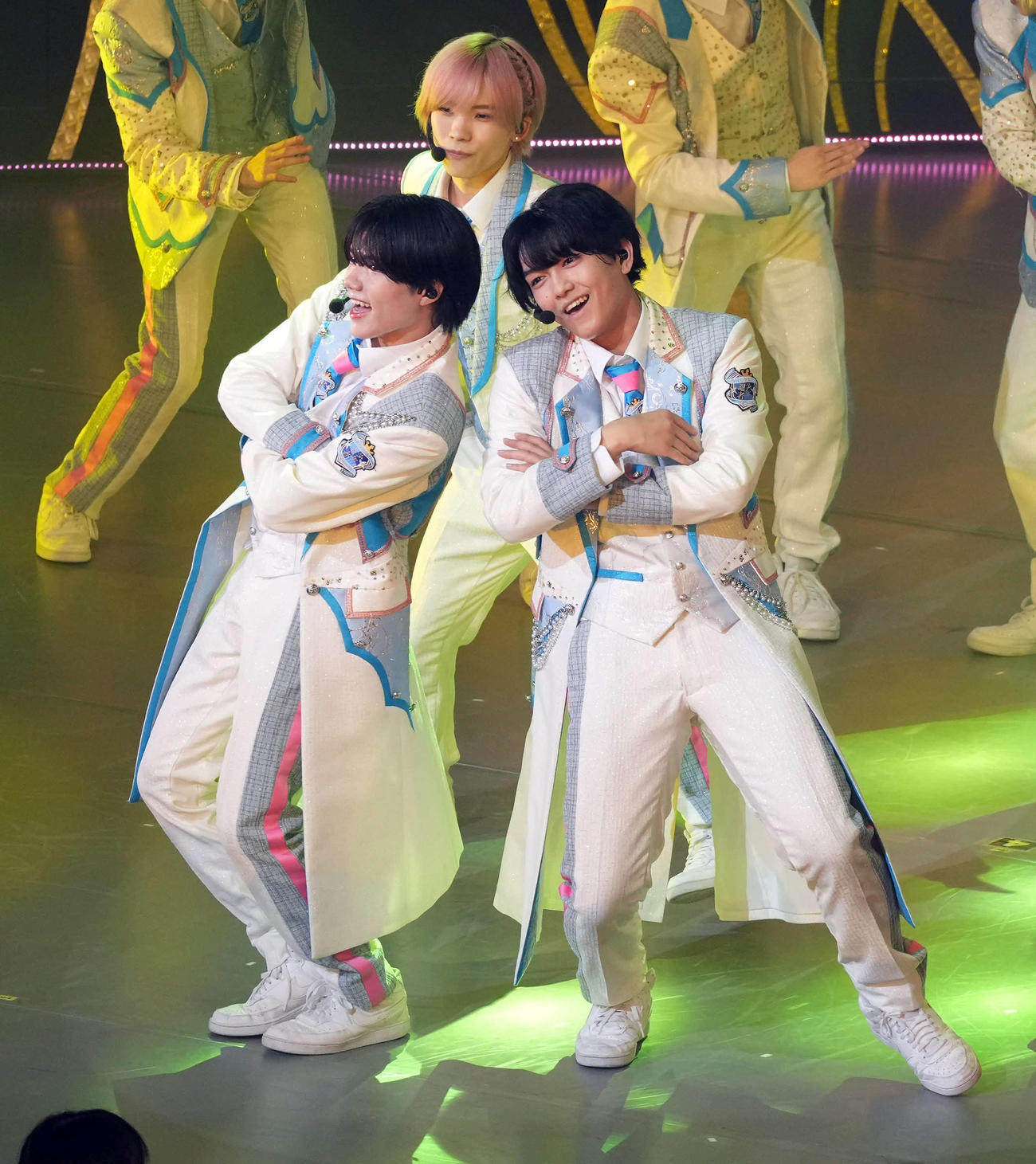 ポーズを決める、左から瀧陽次朗、青木滉平、豊田陸人（撮影・たえ見朱実）