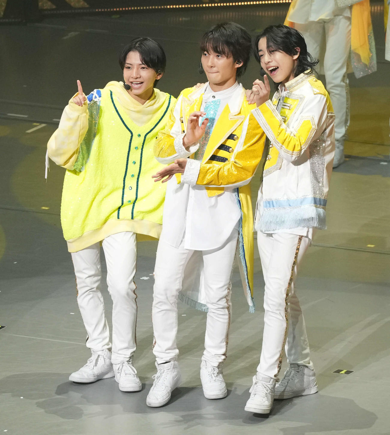 ポーズを決める、左から久保廉、稲葉通陽、小田将聖（撮影・たえ見朱実）