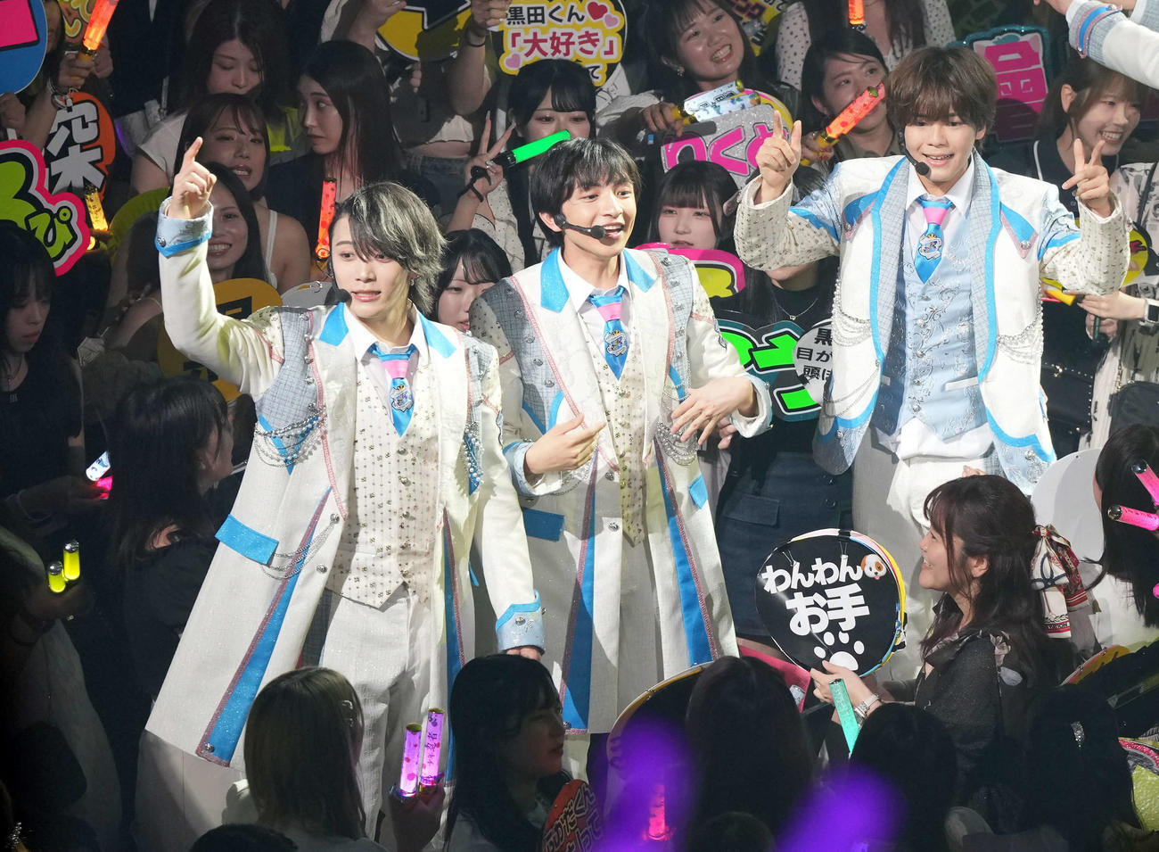 客席に降りてファンとふれあう、左から黒田光輝、川崎皇輝、北川拓実（撮影・たえ見朱実）