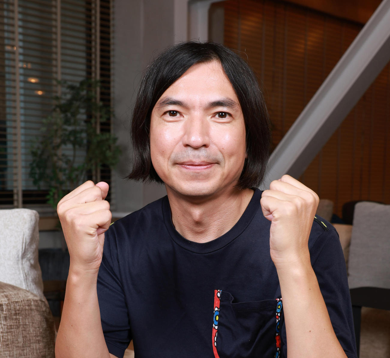 意気込みを語りガッツポーズするふかわりょう（撮影・中島郁夫）