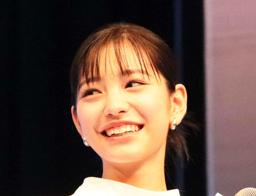 當真あみ、制服姿でカルピスウォーター「スキ瞬」自販機をPR　ゲリラ豪雨の渋谷でオフショ披露