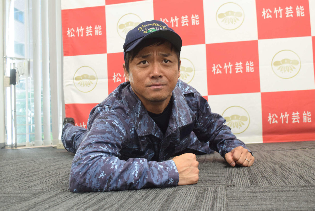 ほふく前進雷ジャクソン高本剛志（撮影・阪口孝志）