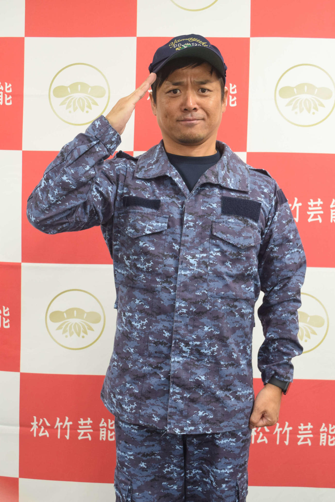 敬礼する雷ジャクソン高本剛志（撮影・阪口孝志）