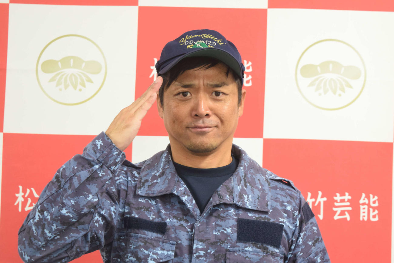 敬礼する雷ジャクソン高本剛志（撮影・阪口孝志）