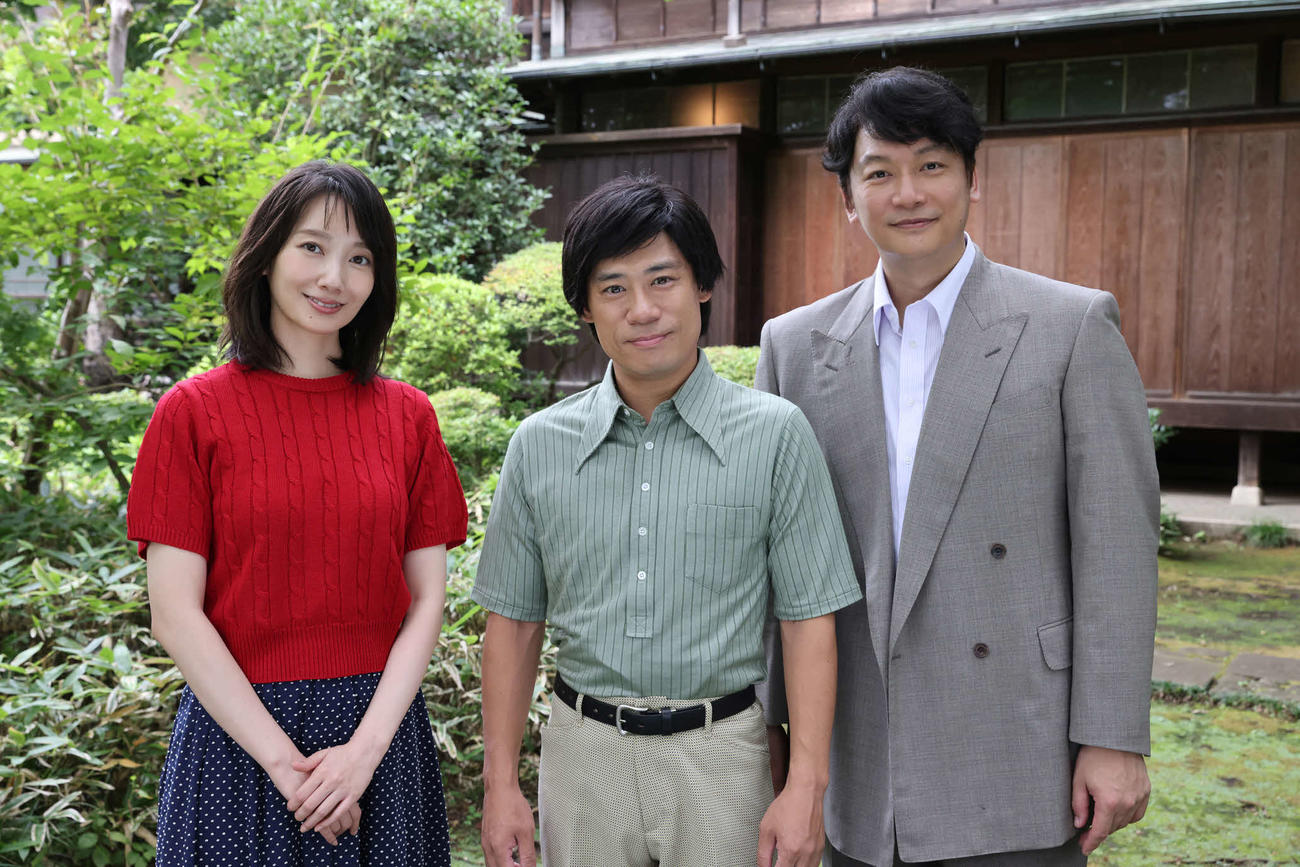 「24時間テレビ47」のスペシャルドラマで萩本欽一役を務める伊藤淳史、左は妻・澄子役の波瑠。右は萩本のマネジャー役を演じる香取慎吾