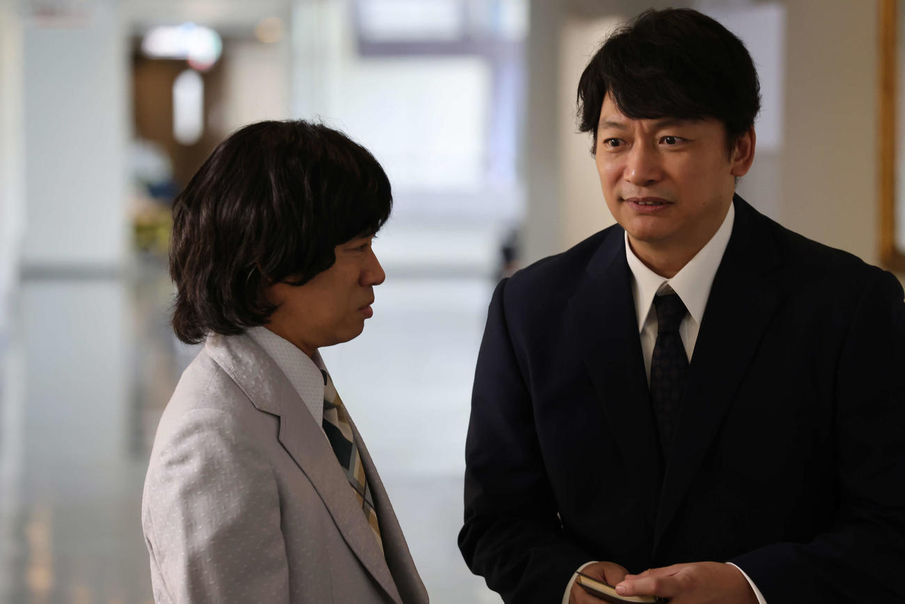 「24時間テレビ47」のスペシャルドラマで萩本欽一のマネジャー役を演じる香取慎吾（右）。左は萩本役の伊藤淳史