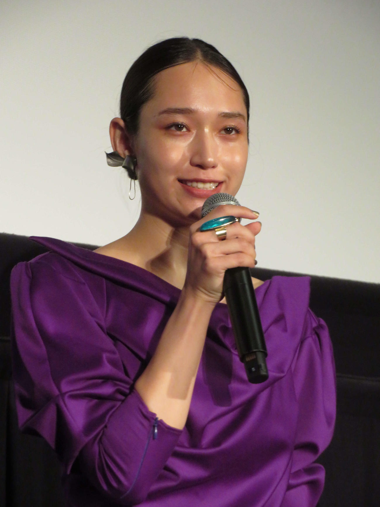 映画「箱男」公開記念舞台さいさつに登壇した白本彩奈（撮影・村上幸将）