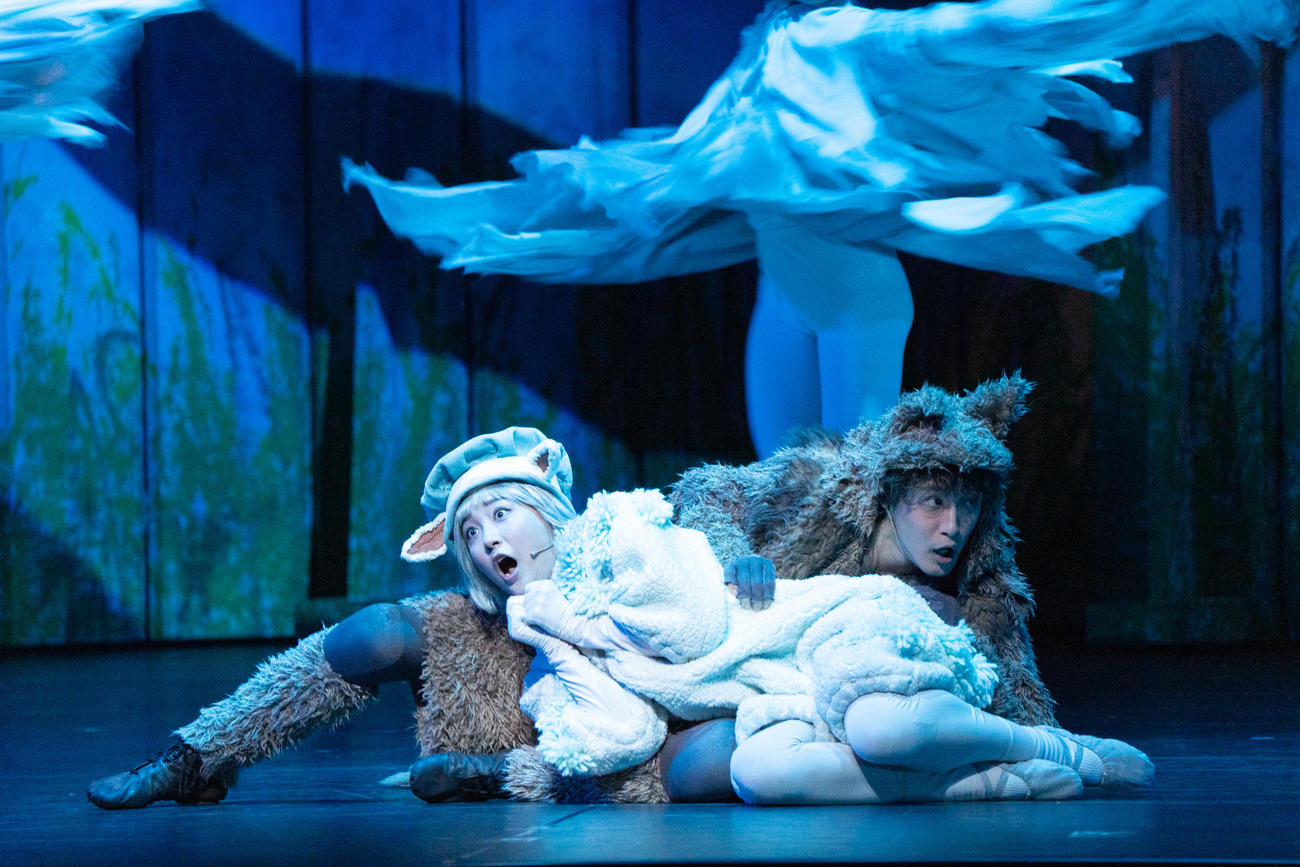 音楽劇「あらしのよるに」公開舞台稽古中を行った南野巴那（前）と白石隼也　撮影：曳野若菜