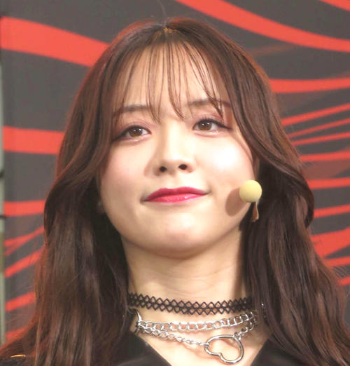 森香澄、美脚あらわなミニワンピース姿　２つ並んだスイーツに「誰と一緒だったの？」の声