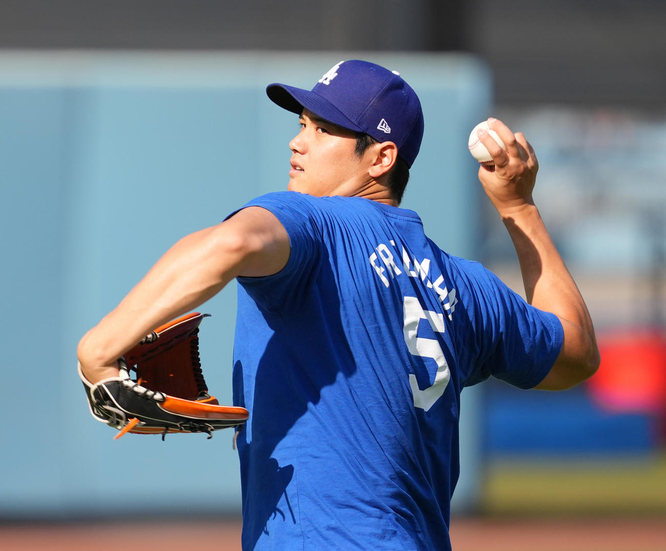 ドジャース対レイズ　散髪し、さわやかな表情で練習をするドジャース大谷（撮影・菅敏）
