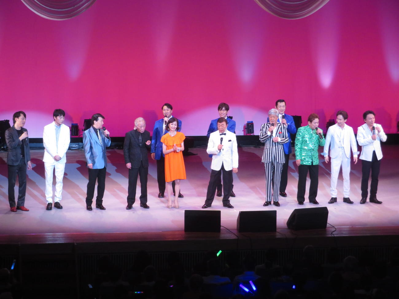 「夢グループ20周年記念コンサート」で歌う出演者たち