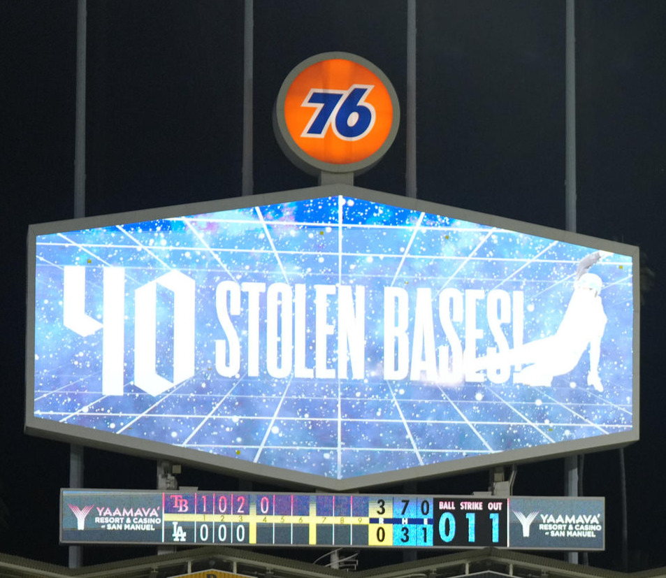 ドジャース対レイズ　電光掲示板に映し出された大谷翔平40盗塁達成のメッセージ（撮影・菅敏）