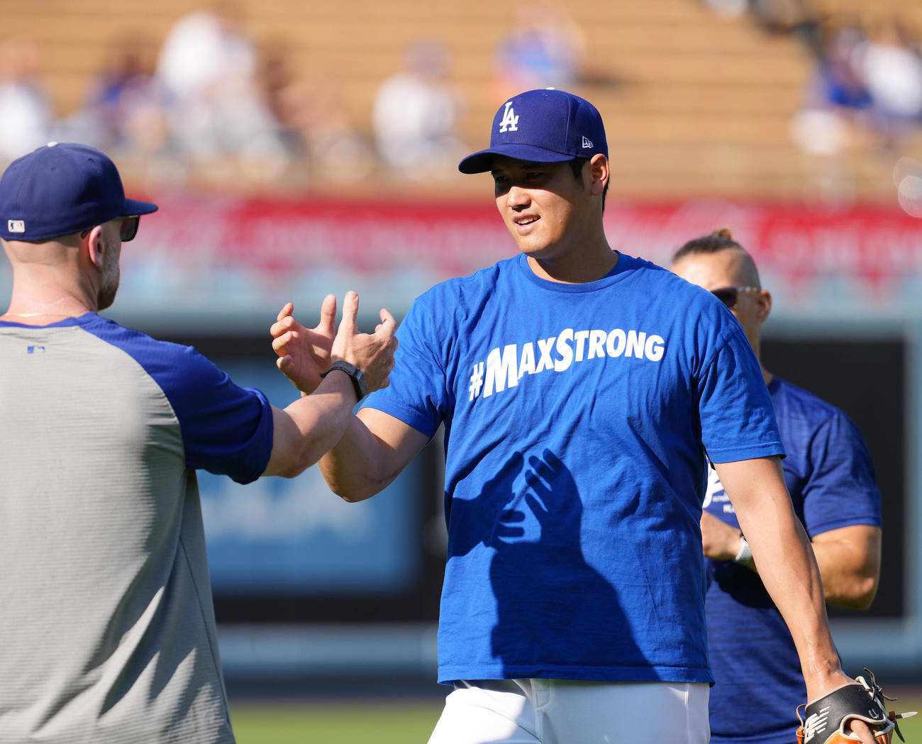 ドジャース対レイズ　試合前、キャッチボールを終え、握手をするドジャース大谷（右）（撮影・菅敏）