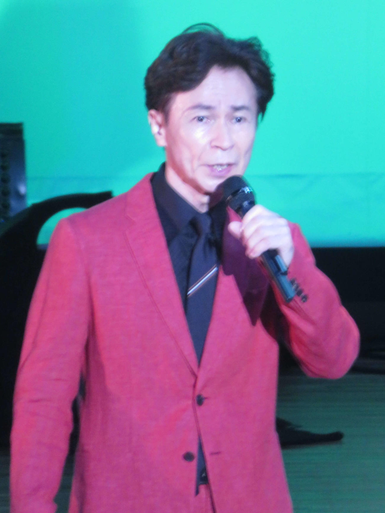 「夢グループ20周年記念コンサート」で歌う狩人の加藤久仁彦