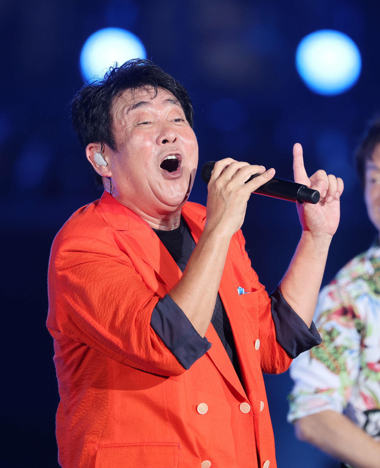 熱唱するTUBE前田亘輝（撮影・鈴木正人）