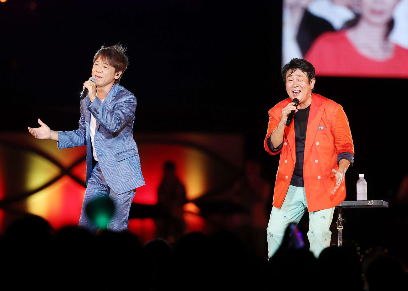 熱唱する北山たけし（左）とTUBE前田亘輝（撮影・鈴木正人）