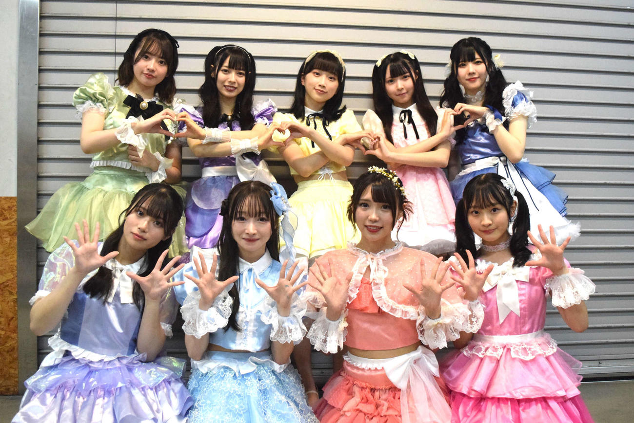 初お披露目となった山田菜々プロデュースのアイドルグループ「すべての瞬間は君だった。」（前列左から）桜庭帆夏、岸田雅、尾上美月、立花心桜、（後列左から）長谷川あい、小湊わか菜、恋鈴かさね、立華有珠、来栖みう（撮影・阪口孝志）