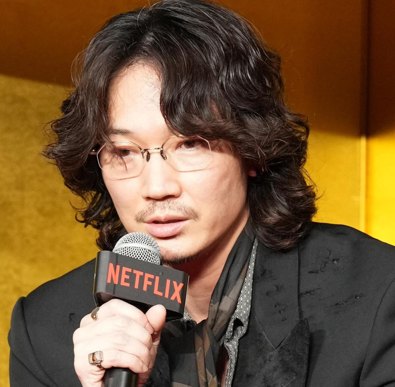 Netflixシリーズ「地面師たち」完成報告会に臨む綾野剛（2024年7月撮影）