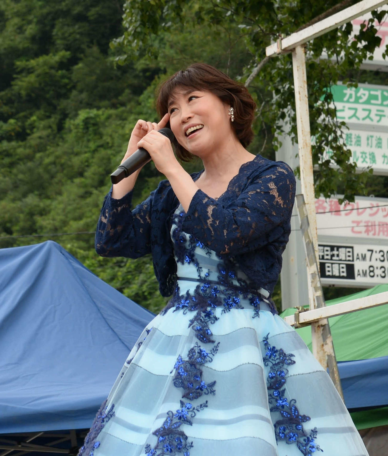 「ガタゴンまつり」でミニライブを行った水森かおり