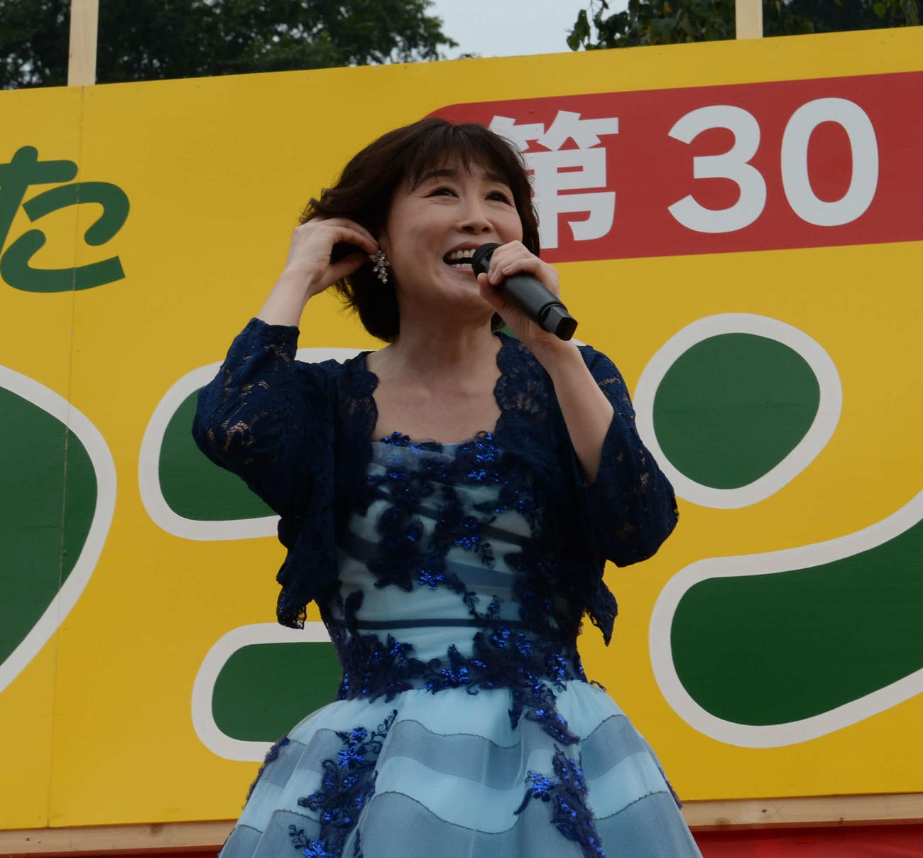 「ガタゴンまつり」でミニライブを行った水森かおり