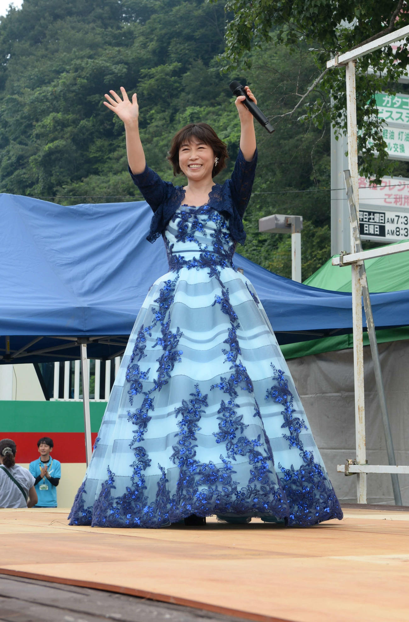 「ガタゴンまつり」でミニライブを行った水森かおり